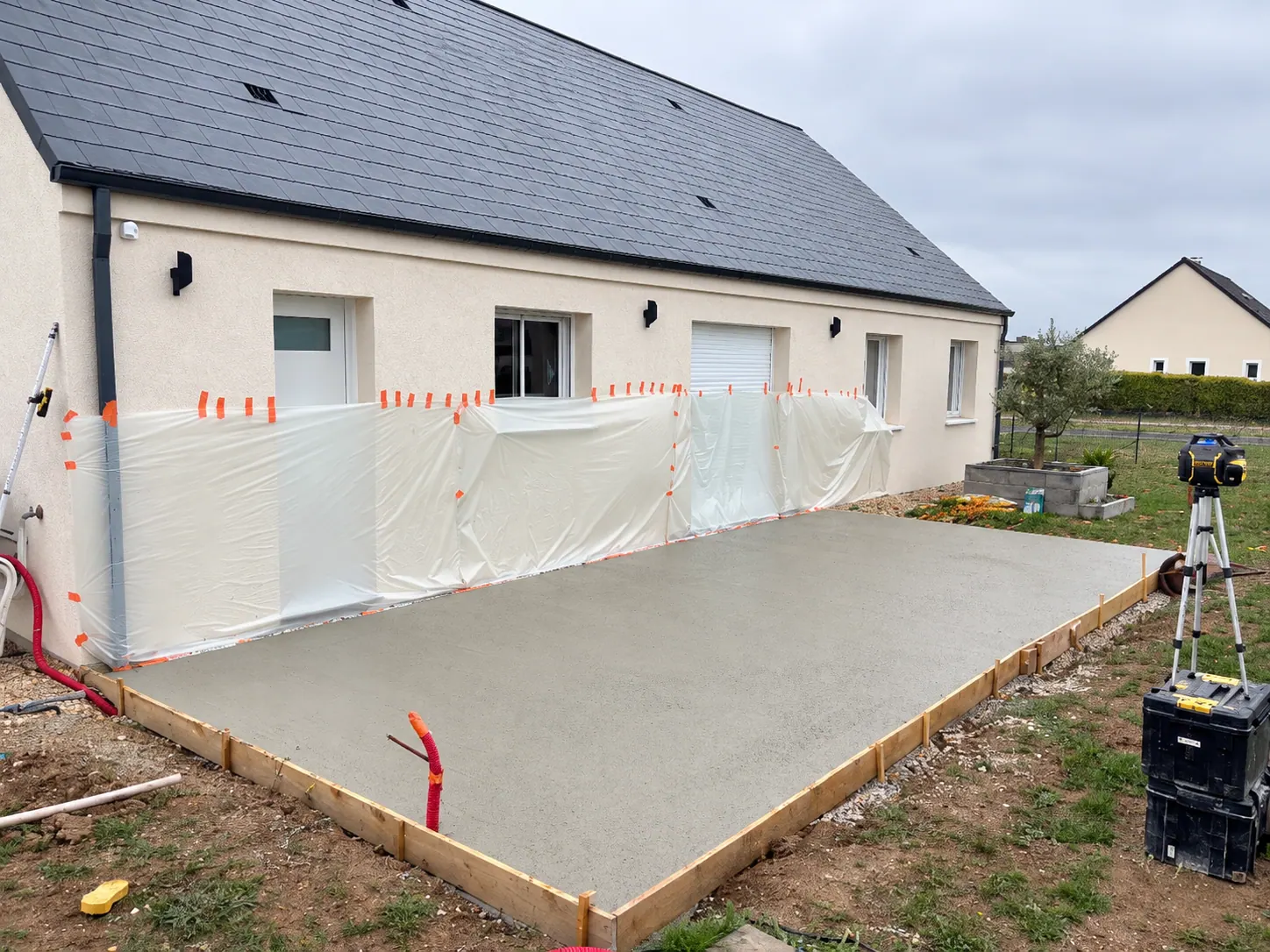 Terrasse en béton fraîchement coulée